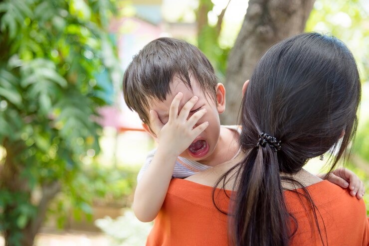 cara mendidik anak sensitif, disiplin anak sensitif, anak peka perasaan, cara mengasuh anak dengan empati, strategi pengasuhan lembut, pola asuh anak sensitif, tips parenting bunda muda, mendidik anak penuh kasih.